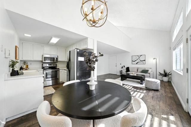 Detail Gallery Image 7 of 33 For 2876 Casey St #B,  San Diego,  CA 92139 - 3 Beds | 2 Baths