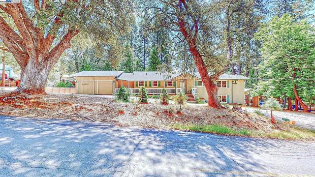 23357 Middle Camp Rd, Twain Harte CA: https://media.crmls.org/mediaz/1745aa7d-fa78-4810-a405-f65f90d21840.jpg