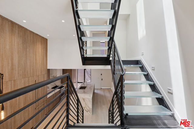 1033 Carol Drive, West Hollywood CA: https://media.crmls.org/mediaz/17460afb-4d87-40f2-b802-038d68f314f4.jpg