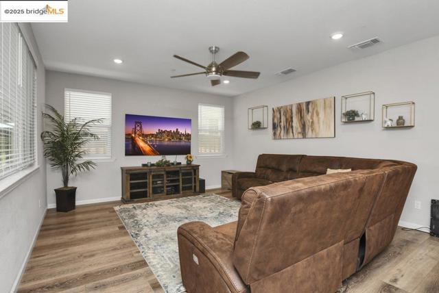 497 Tintori Ct, Brentwood CA: https://media.crmls.org/mediaz/17464382-c210-4c0a-ac34-253e21632c12.jpg