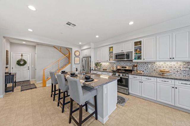 Detail Gallery Image 3 of 21 For 1115 Calle Oroblanco #3,  Chula Vista,  CA 91913 - 3 Beds | 3 Baths