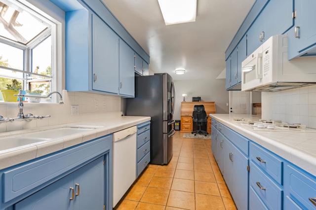 2701 Warwick Lane, Modesto CA: https://media.crmls.org/mediaz/1746ecba-6cbf-4b33-afc8-3122c9fe644b.jpg