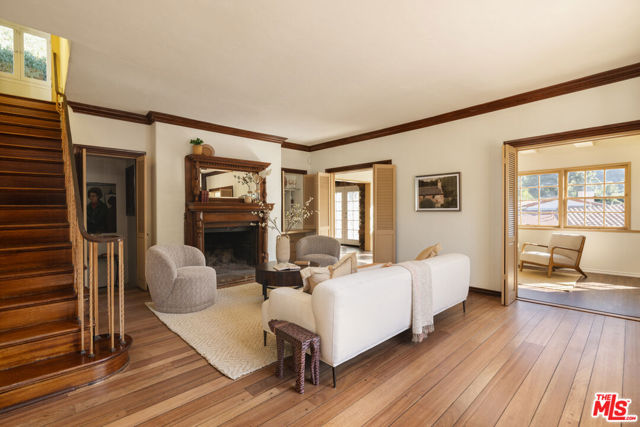 2136 Benedict Canyon Drive, Beverly Hills CA: https://media.crmls.org/mediaz/17474cb7-8432-4139-993e-b8d237cde1f5.jpg