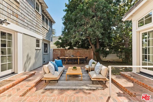 459 S Bentley Avenue, Los Angeles CA: https://media.crmls.org/mediaz/1747e764-de80-4aa0-ab16-f4932945815c.jpg