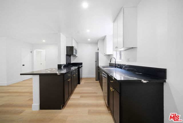605 San Vicente Boulevard, Santa Monica CA: https://media.crmls.org/mediaz/1748035f-d54c-4682-9fce-af21e2b7e115.jpg