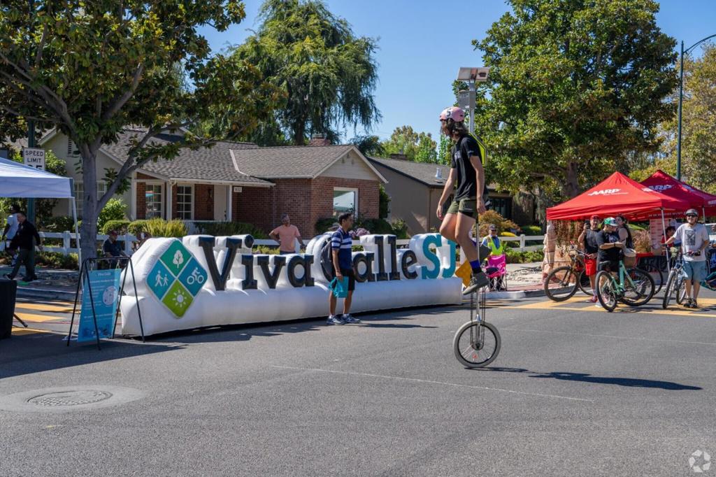 https://media.crmls.org/mediaz/1748d2df-5b9b-4661-9bd2-de1239b604b7.jpg?preset=X-Large