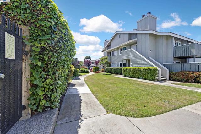 394 Caliente Dr, San Leandro CA: https://media.crmls.org/mediaz/1748e2ef-b8fc-42bf-85a7-3081697e81a3.jpg