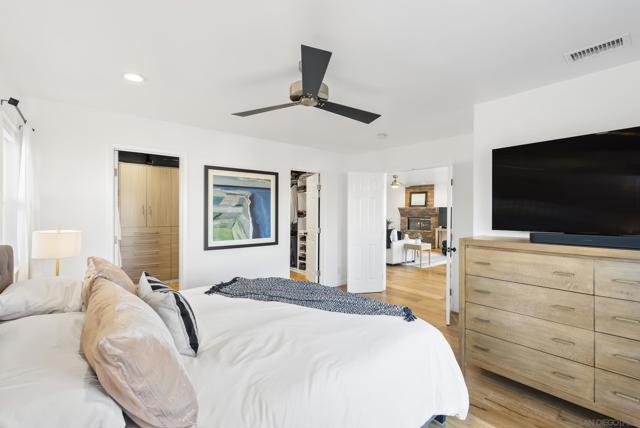 4474 Niagara Ave, San Diego CA: https://media.crmls.org/mediaz/17493129-9e65-4c87-ab16-3f4afcb41a84.jpg