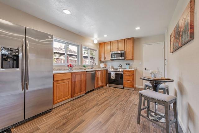 3135 Alameda De Las Pulgas, Menlo Park CA: https://media.crmls.org/mediaz/174ac849-8120-4a2e-b333-295e849e6bb4.jpg