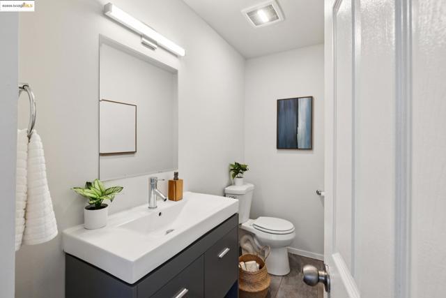 5920 Ascot Dr, Oakland CA: https://media.crmls.org/mediaz/174b8dcc-9af9-4291-b993-a475d05a5351.jpg