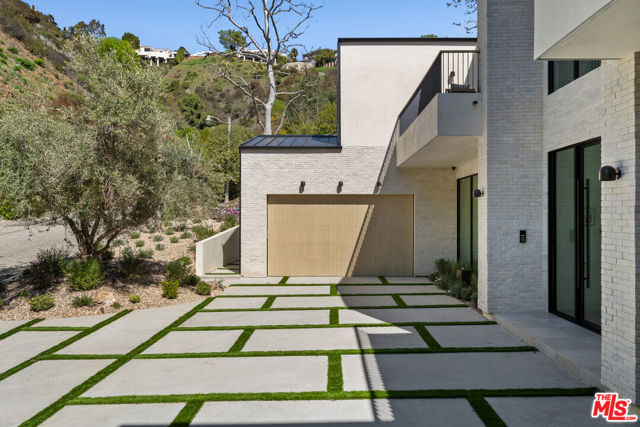 10950 Verano Road, Los Angeles CA: https://media.crmls.org/mediaz/174d561c-3cb0-4be6-a989-323487e86c8e.jpg