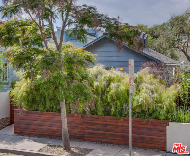 745 Navy Street, Santa Monica CA: https://media.crmls.org/mediaz/174f6a01-7f63-49ae-9aea-8053d1c62647.jpg