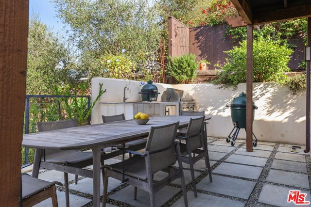 2835 Oak Point Drive, Los Angeles CA: https://media.crmls.org/mediaz/17503898-4114-484f-be5c-e114d0e3a34b.jpg