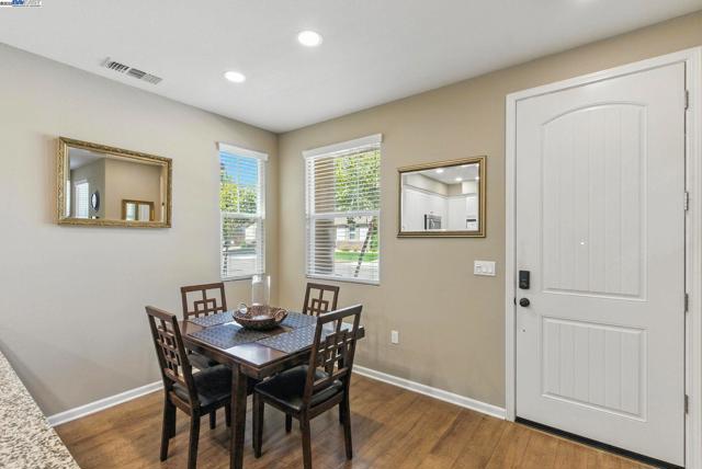 841 Fan Palm Ln, Brentwood CA: https://media.crmls.org/mediaz/1750eb25-0a5c-4df7-80c5-f88fd10168ca.jpg