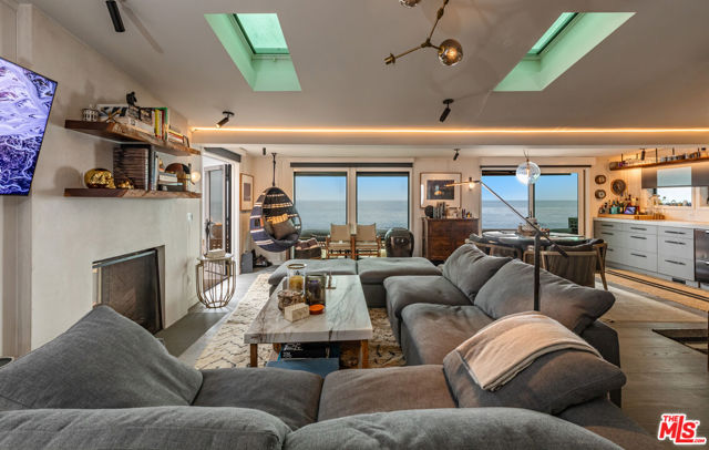 20762 Pacific Coast Highway, Malibu CA: https://media.crmls.org/mediaz/17510e1e-487e-495f-9290-e367c56166ca.jpg