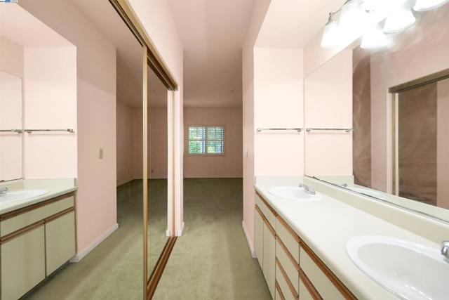 1280 Stanhope Ln, Hayward CA: https://media.crmls.org/mediaz/1751fc63-347e-42bb-88e5-e12baa09204c.jpg