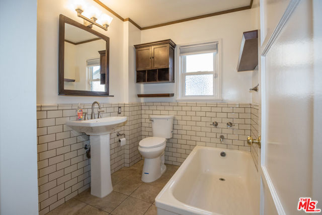 11750 Tennessee Avenue, Los Angeles CA: https://media.crmls.org/mediaz/17520279-3f5c-4276-aa7d-4fad194adbd0.jpg