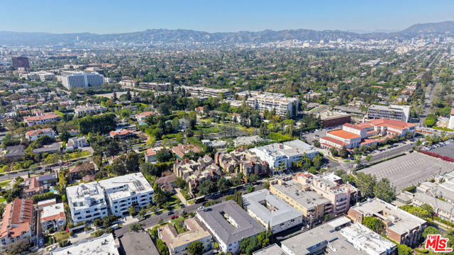 835 S Lucerne Boulevard, Los Angeles CA: https://media.crmls.org/mediaz/1752e1f4-668b-4bd1-9b9b-3f10de357896.jpg