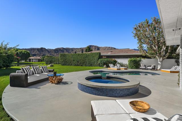 11 Sussex Court, Rancho Mirage CA: https://media.crmls.org/mediaz/17536c61-9c93-46d8-830f-fdc8496ffa12.jpg