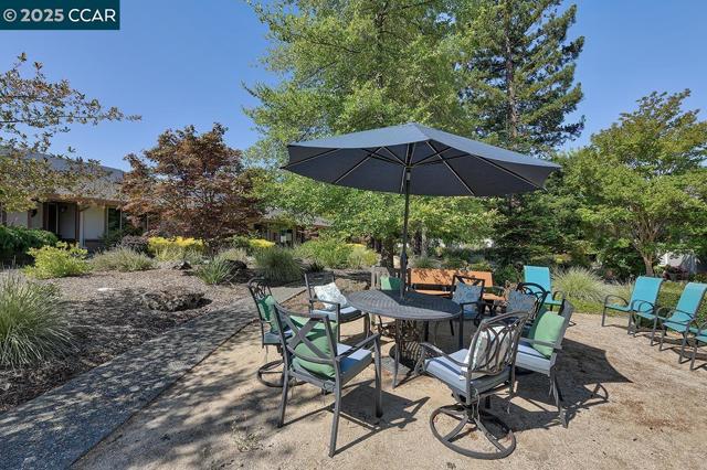 3128 Tice Creek Dr, Walnut Creek CA: https://media.crmls.org/mediaz/17551056-8613-4efd-8296-231e4c034f20.jpg