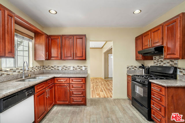 8740 La Salle Avenue, Los Angeles CA: https://media.crmls.org/mediaz/1756a3b7-50dc-4534-b7ed-aa1ce413a107.jpg
