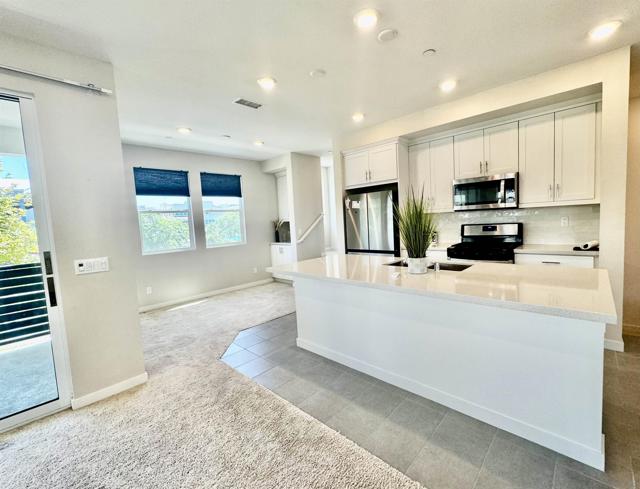 10423 Newbliss Way, San Diego CA: https://media.crmls.org/mediaz/17573db2-05cb-4893-9e86-d68d7dba1c77.jpg