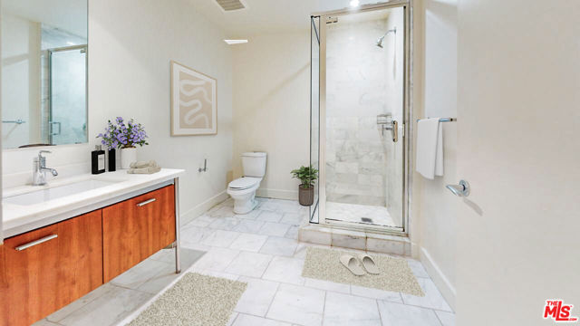 1155 S Grand Avenue, Los Angeles CA: https://media.crmls.org/mediaz/17575811-d08d-409e-bb7f-ae938a1cbe9d.jpg