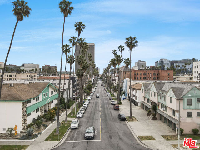 400 S Mariposa Avenue, Los Angeles CA: https://media.crmls.org/mediaz/17580d01-71fa-446f-9a00-5ca7c053890a.jpg