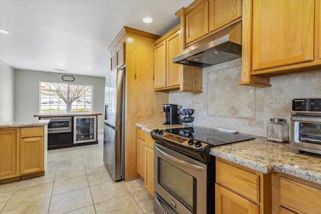 1204 Shore Road, Hollister CA: https://media.crmls.org/mediaz/1758bfc6-5f72-425a-8b9c-835f1bdad3fc.jpg