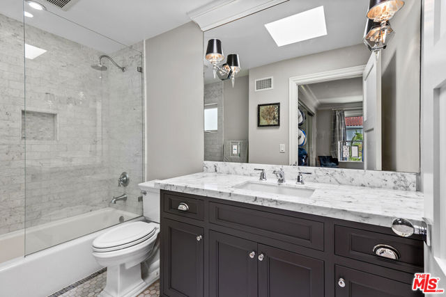 14226 Chandler Boulevard, Sherman Oaks CA: https://media.crmls.org/mediaz/1758d3c5-1d16-4e2b-ba47-f307cad19e43.jpg