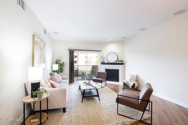 13200 Moorpark Street, Sherman Oaks CA: https://media.crmls.org/mediaz/175921f0-b123-4452-9d73-525c817407e3.jpg