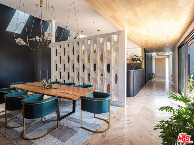 4587 Don Felipe Drive, Los Angeles CA: https://media.crmls.org/mediaz/175a1486-104c-475e-a677-7af2ee063c99.jpg