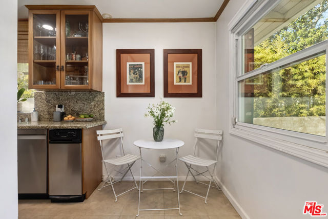 4219 Saugus Avenue, Sherman Oaks CA: https://media.crmls.org/mediaz/175a1736-a913-49a8-a072-7fd1716b9eb8.jpg