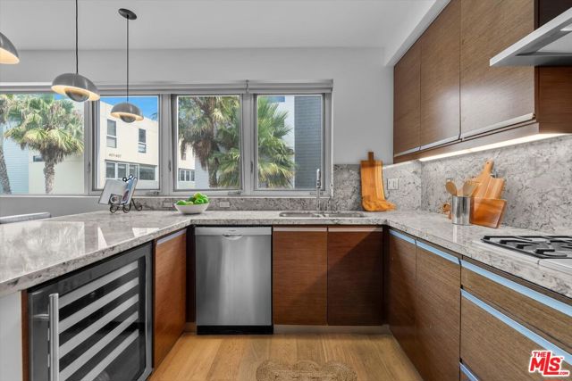 310 Washington Boulevard, Marina del Rey CA: https://media.crmls.org/mediaz/175a2a15-d98f-4f03-8632-352f3e46e22d.jpg