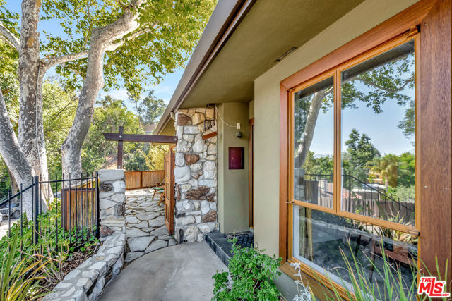 15511 Woodcrest Drive, Sherman Oaks CA: https://media.crmls.org/mediaz/175a7dc3-b739-4fd3-8580-8361e6782584.jpg