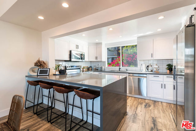 28374 Rey De Copas Lane, Malibu CA: https://media.crmls.org/mediaz/175aa8b1-a176-4ad3-8dec-a1d68c51da6e.jpg