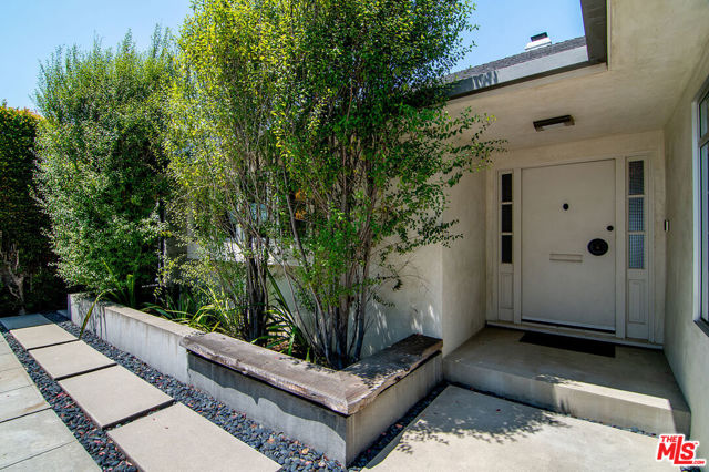 9353 Duxbury Road, Los Angeles CA: https://media.crmls.org/mediaz/175b475c-f4f1-4f2d-ae70-73d878650865.jpg