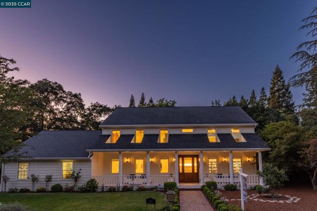 2363 Fish Creek Pl, Danville CA: https://media.crmls.org/mediaz/175b5ed8-0bdf-4add-9829-461a0e296efc.jpg