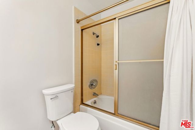 429 N Oakhurst Drive, Beverly Hills CA: https://media.crmls.org/mediaz/175c5ba7-cc2f-494e-a832-d4dc4c0d88b7.jpg