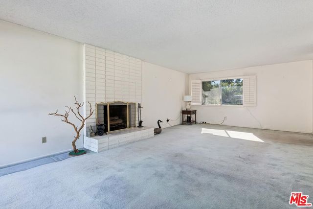 24561 Calvert Street, Woodland Hills CA: https://media.crmls.org/mediaz/175d068c-b3ec-4f2f-b670-7292da264574.jpg