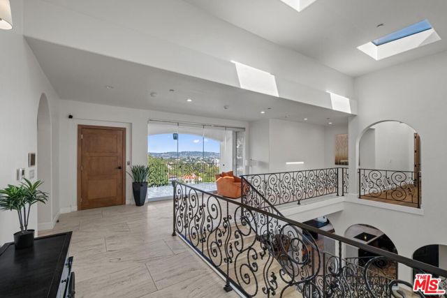 4733 Bonvue Avenue, Los Angeles CA: https://media.crmls.org/mediaz/175d5aeb-330c-4bf0-9f3c-960a3f654f86.jpg