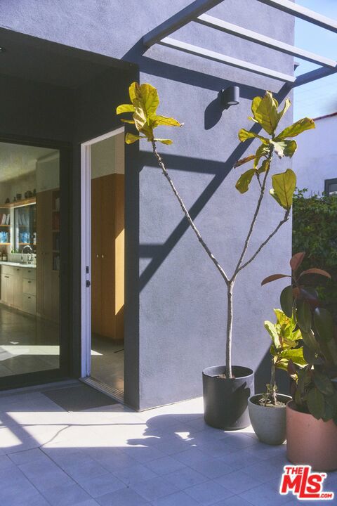 906 Superba Avenue, Venice CA: https://media.crmls.org/mediaz/176068d6-1304-4768-87a7-1b893bfef127.jpg