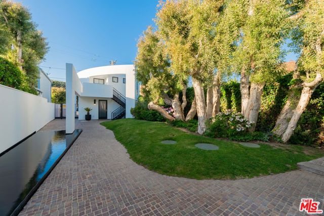 23754 MALIBU Road, Malibu CA: https://media.crmls.org/mediaz/17626574-46f3-46ee-9a3f-4e3086552d32.jpg