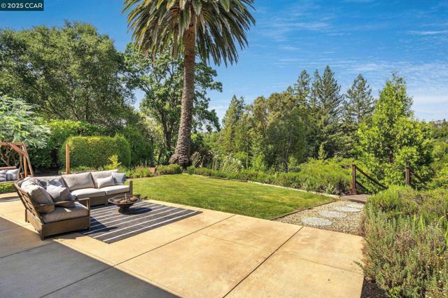 3402 Goyak Dr, Lafayette CA: https://media.crmls.org/mediaz/176357db-7fc5-4092-b916-a3a75ed22b62.jpg