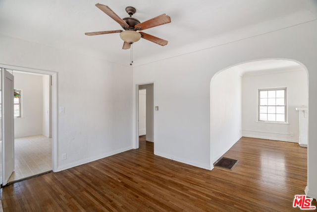 1744 Carmona Avenue, Los Angeles CA: https://media.crmls.org/mediaz/17639754-1df3-479a-ae24-676dc553f301.jpg