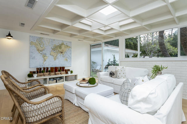 5045 Redwillow Lane, La Canada Flintridge CA: https://media.crmls.org/mediaz/17645115-5932-43c1-a2d6-9db1dedf0fe8.jpg