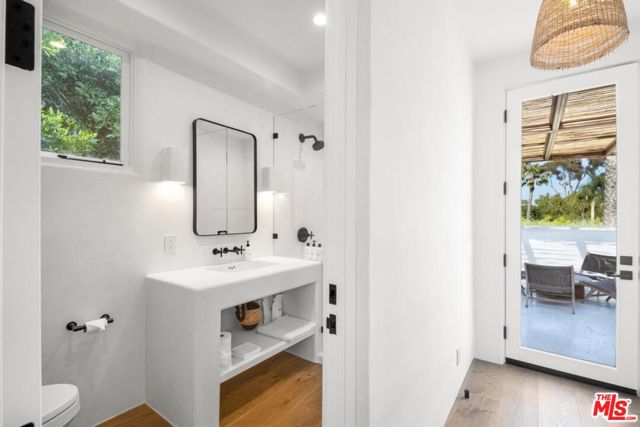 27405 Pacific Coast Highway, Malibu CA: https://media.crmls.org/mediaz/17683b5e-85e3-4999-ab39-98f6cd2a7561.jpg