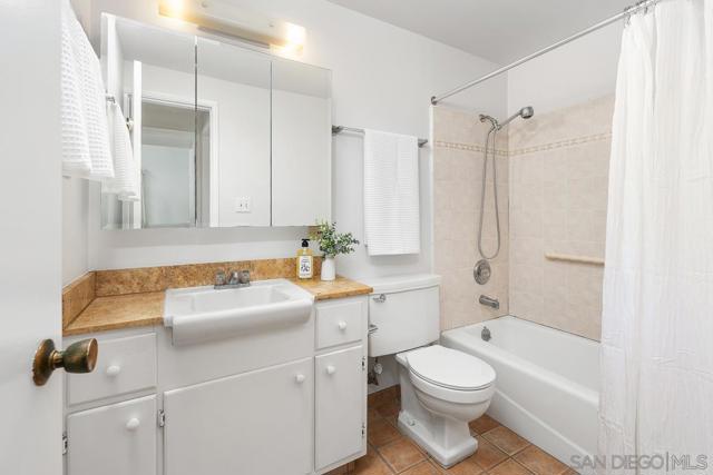 8402 Sugarman Dr, La Jolla CA: https://media.crmls.org/mediaz/17689743-076d-4b59-8174-5d2ba17d0d15.jpg