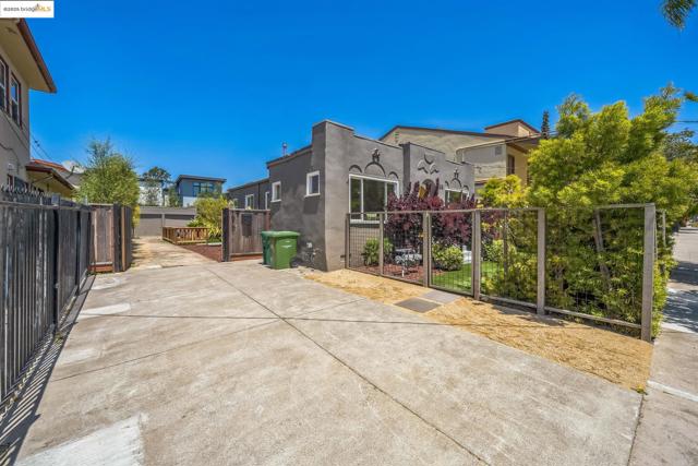 1515 Derby St, Berkeley CA: https://media.crmls.org/mediaz/1768ac74-02f1-4f12-9e49-a149cef7a848.jpg