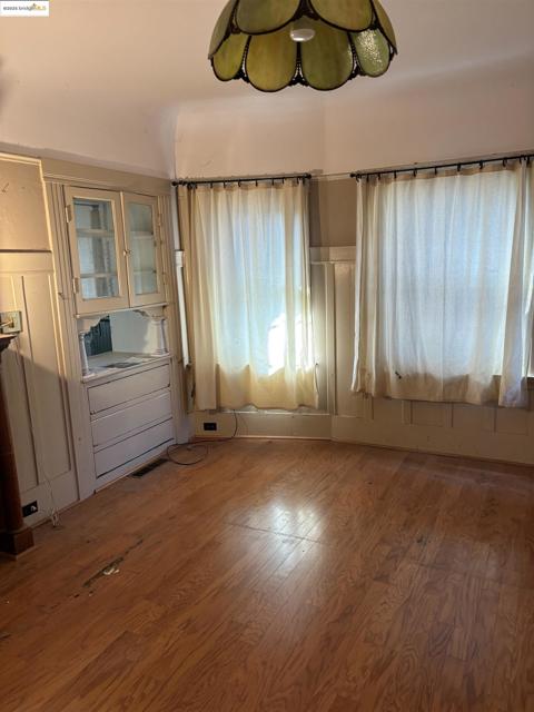 35 Randwick Ave, Oakland CA: https://media.crmls.org/mediaz/176961c7-eb81-431e-9b7f-0bfd92ce0453.jpg
